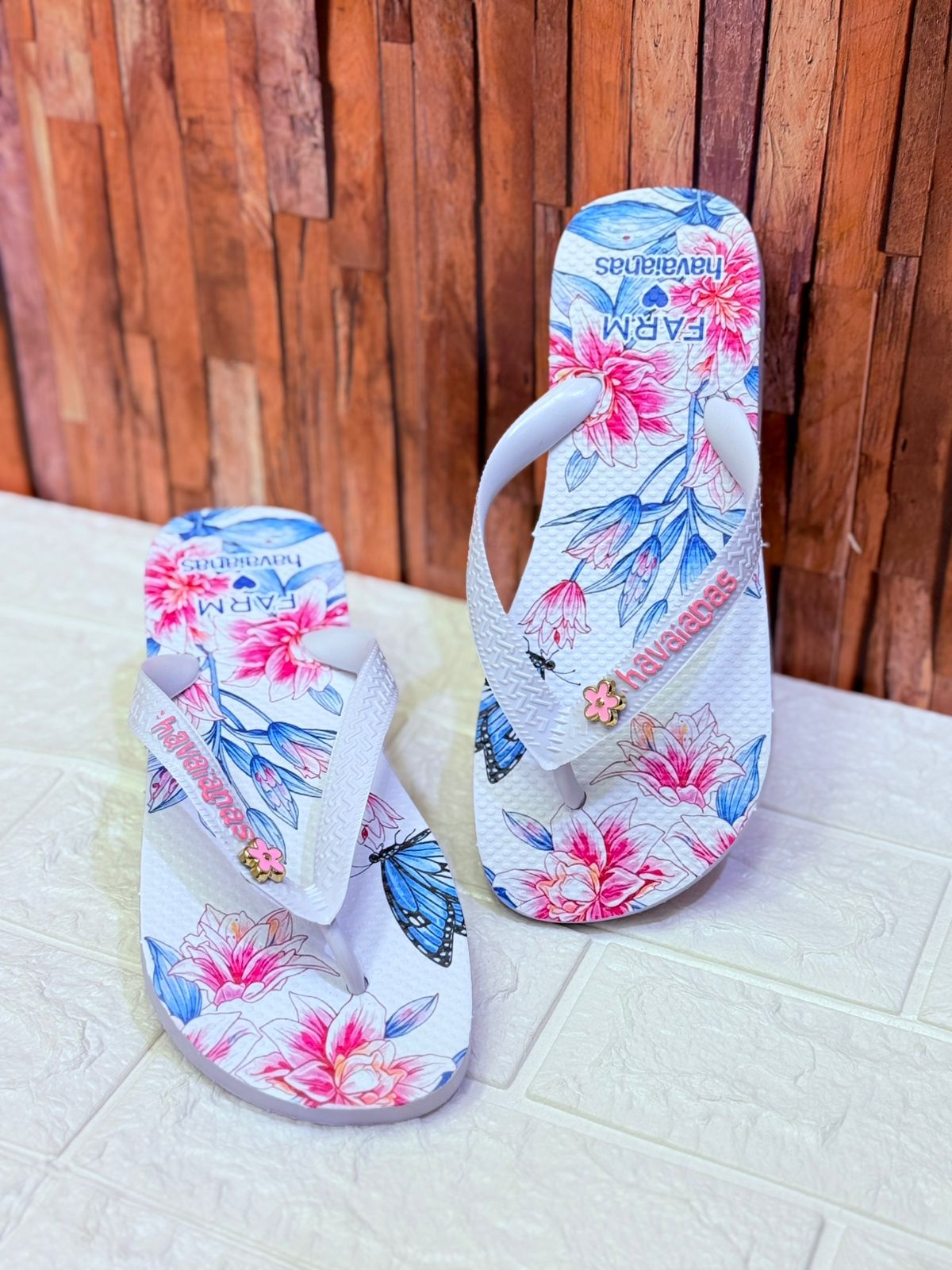 Chinelo Farm flores borboleta