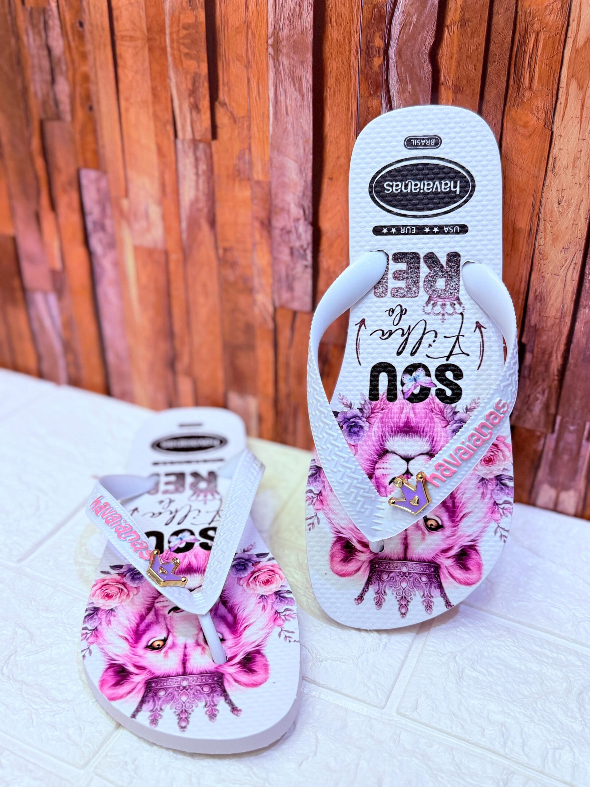 Chinelo leão rosa