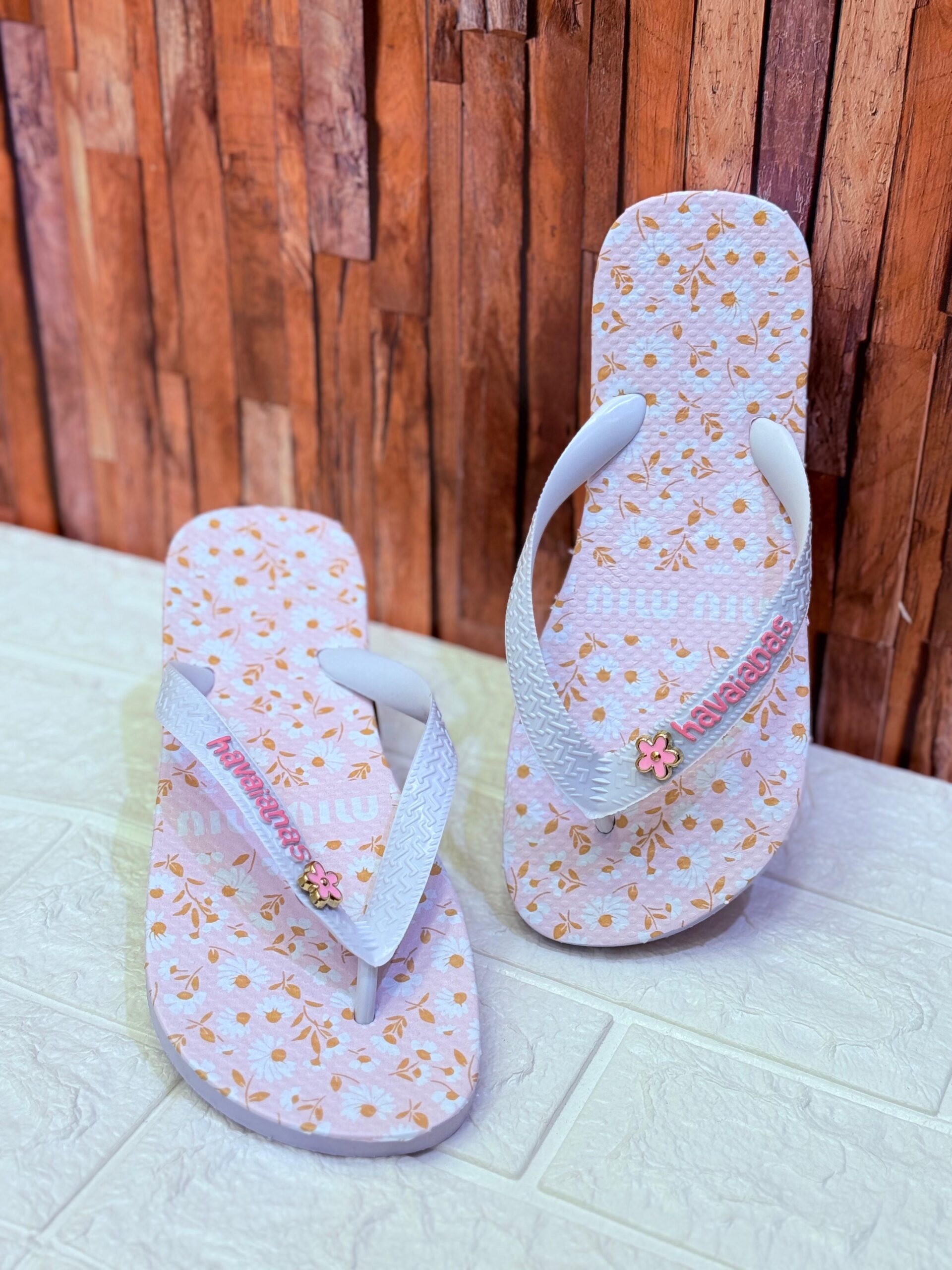Chinelo flores miu miu